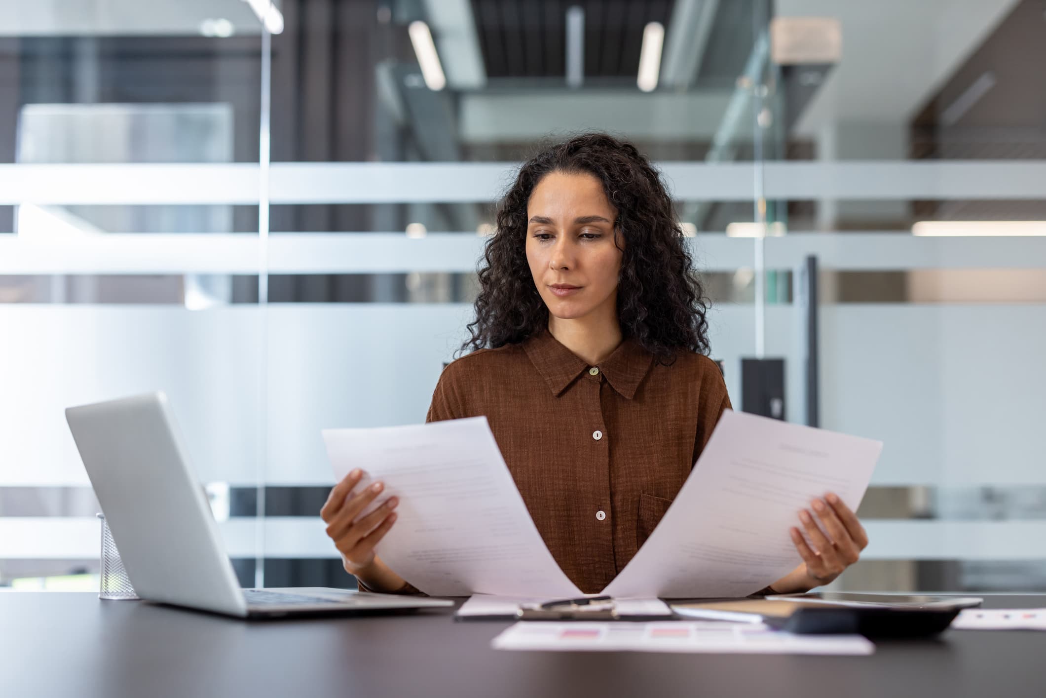Een recruiter vergelijkt de cv’s van kandidaten